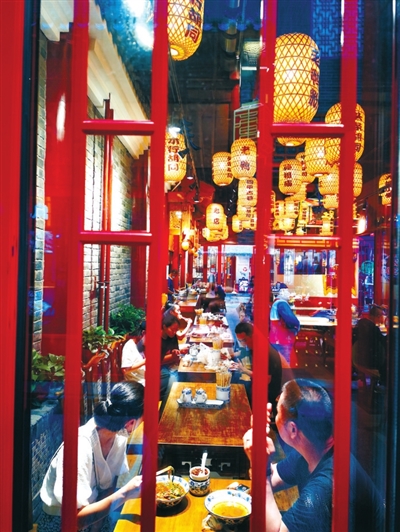 在时尚街区与幽古巷陌之间徜徉，触摸400年历史，寻访沈阳中街的前世今生