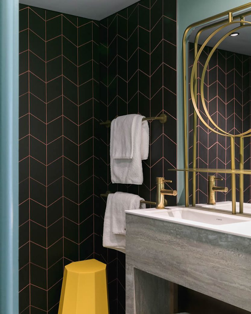 在这间浴室中,黑色瓷砖与粉红色美缝碰撞,立刻增添了一种趣味.