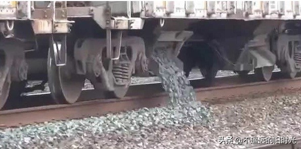 一直纳闷为什么火车铁道上要铺满碎石头？原来居然有这么大的用途
