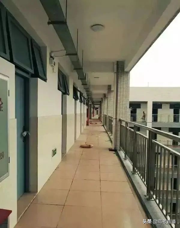 又出事了！一高校因混宿男女生互怼！（有图有真相）