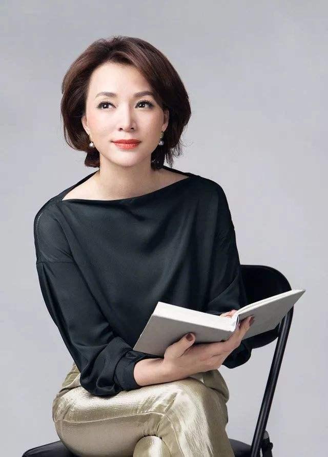 董卿朱迅气质真绝，同穿衬衫搭西裤知性高级，不愧是央视当家主持