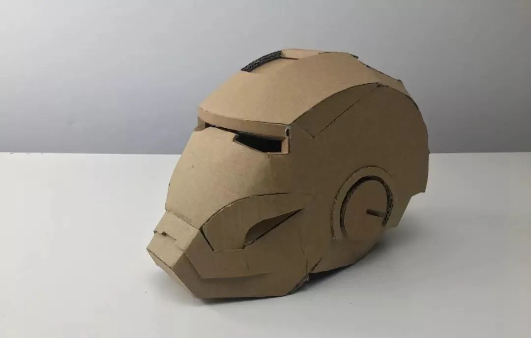 我用纸皮给儿子做了个钢铁侠头盔,没想到在b站一夜就火了