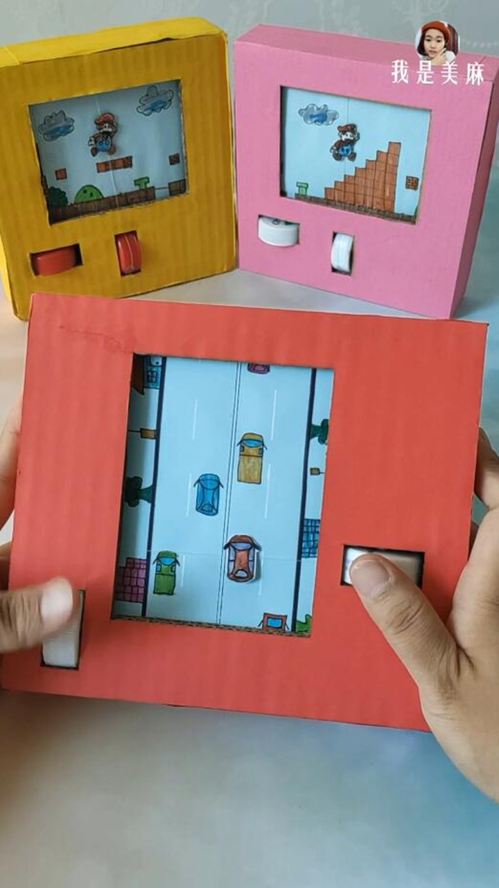 妈妈用废纸箱给儿子做了个小玩具，用两根手指就能玩，画面很逼真