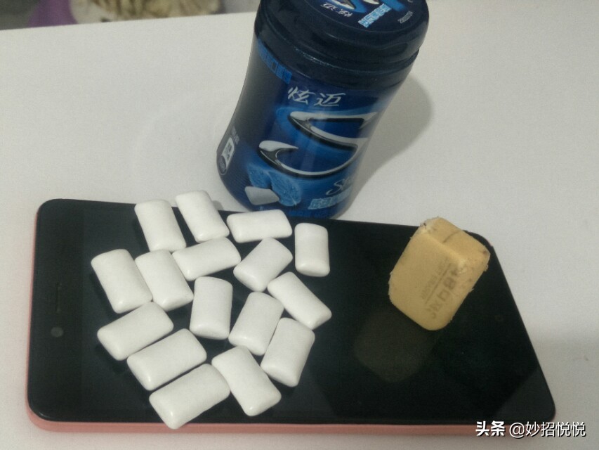 才知道衣服上的口香糖，最怕“橡皮擦”，一泡一擦立马干净不留痕