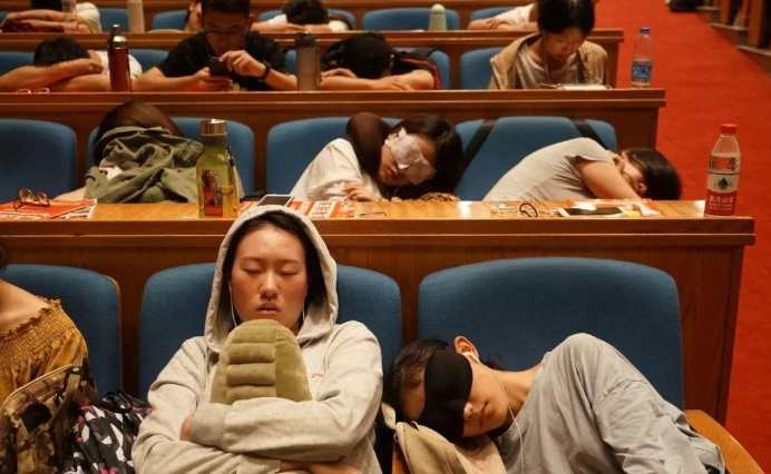 大学生连挂8科，差点被劝退，父亲：家门不幸，做人要有良心