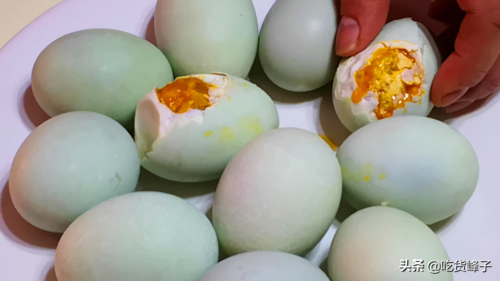 腌咸鸭蛋,不要用盐水泡了,奶奶用了50年的老方法,时间短油还多