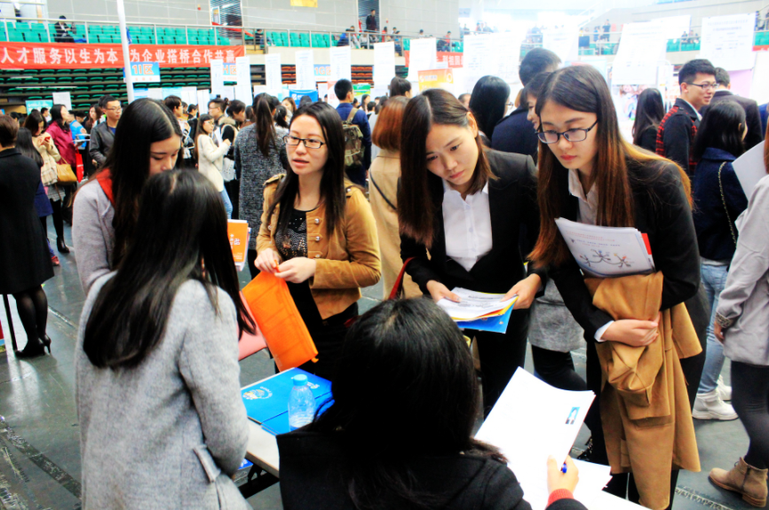 大学生逐渐“白菜化”，2200万岗位缺口没人填补，工资养不起家