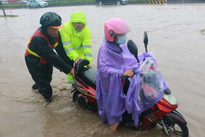 暴雨中的这四个动作，帅