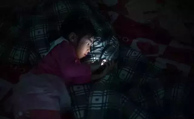 想毁掉一个孩子，就给他一部手机