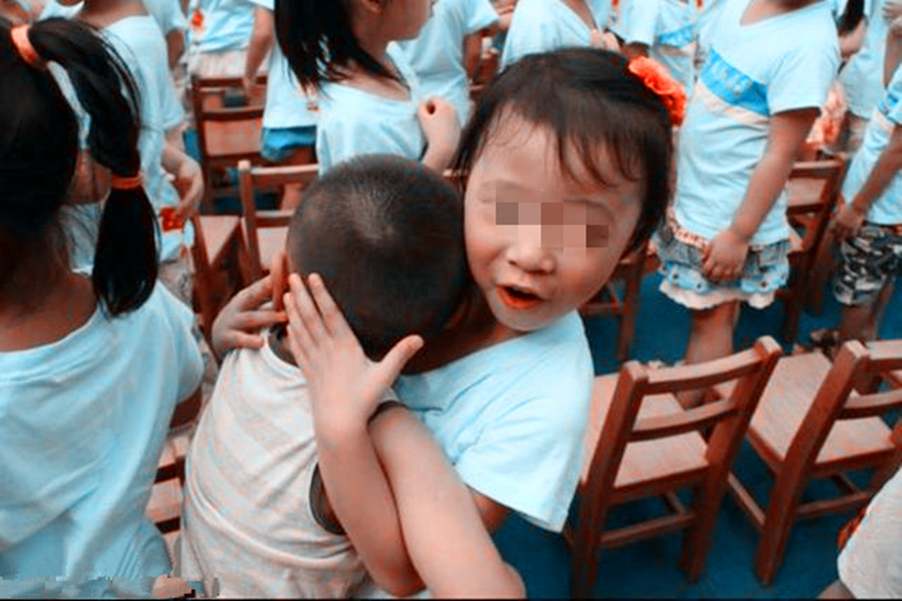 5年级男孩约女同学来家玩，监控拍到这画面，爸爸气红了脸