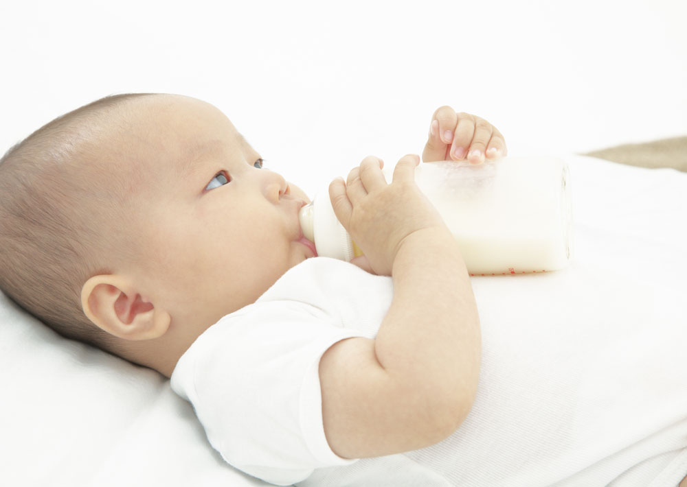新生儿换奶粉好不好（宝宝6个月要换奶粉品牌，换二段？对娃身体大不利，妈妈别入坑）