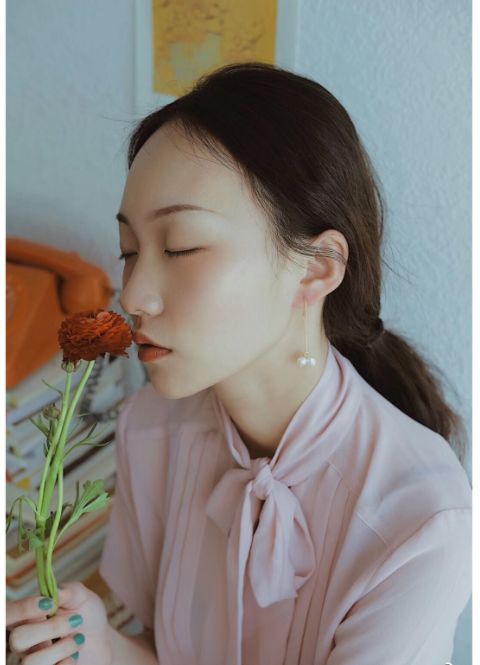 比起李子柒的不妥协,"疯产姐妹"邵雨轩