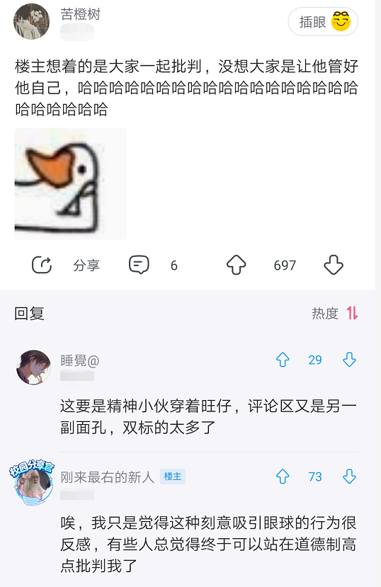 大一新生开学日，男生身穿“女仆装”漫步校园，造型奇葩难以理解