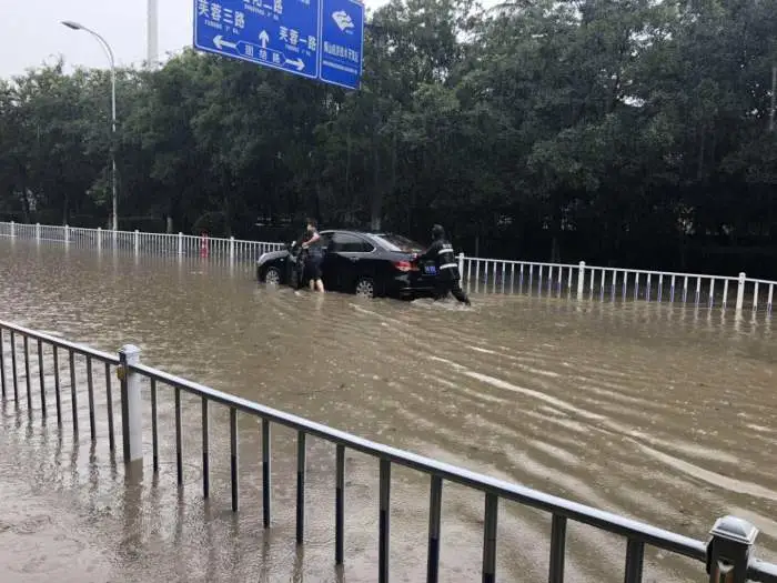 暴雨中的这四个动作，帅