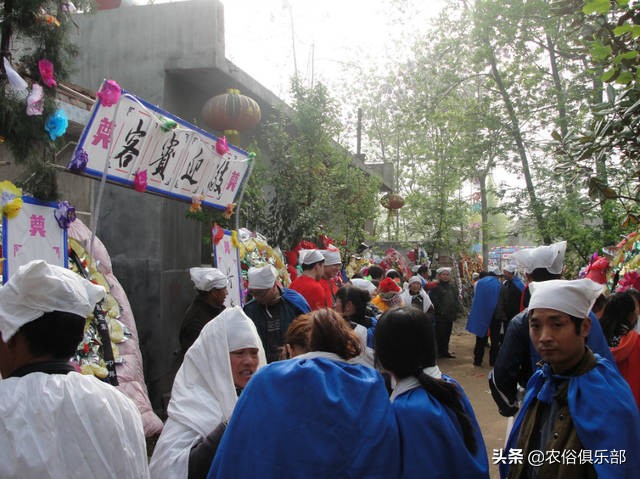 国内10个地区农村报丧仪式，你们见过哪些？放鞭炮吹竹号真不稀奇