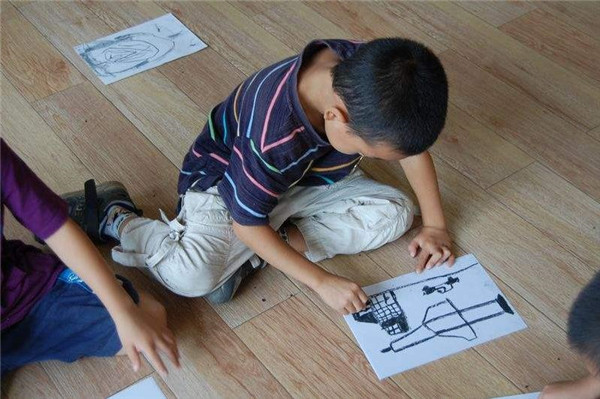 幼儿园让孩子画出“妈妈的睡姿”，脑洞大开的画面，小心回家挨打
