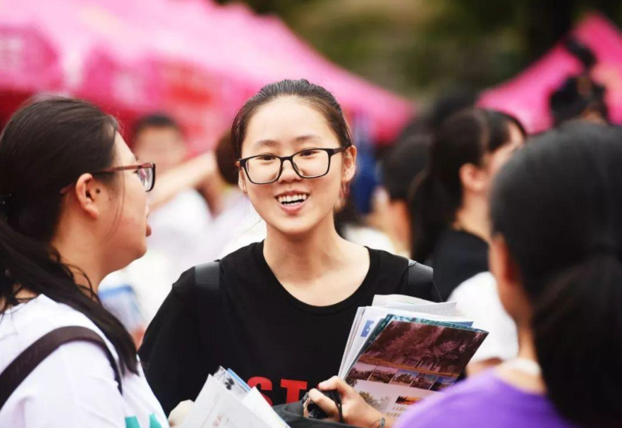 临近高考，不少女生偷吃“避孕药”，家长很担忧，老师却见怪不怪