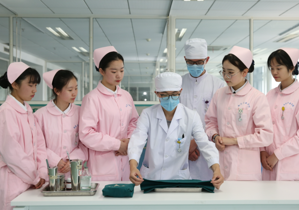 护理专业招生爆冷，985高校降分录取，学生：并没有报考的想法