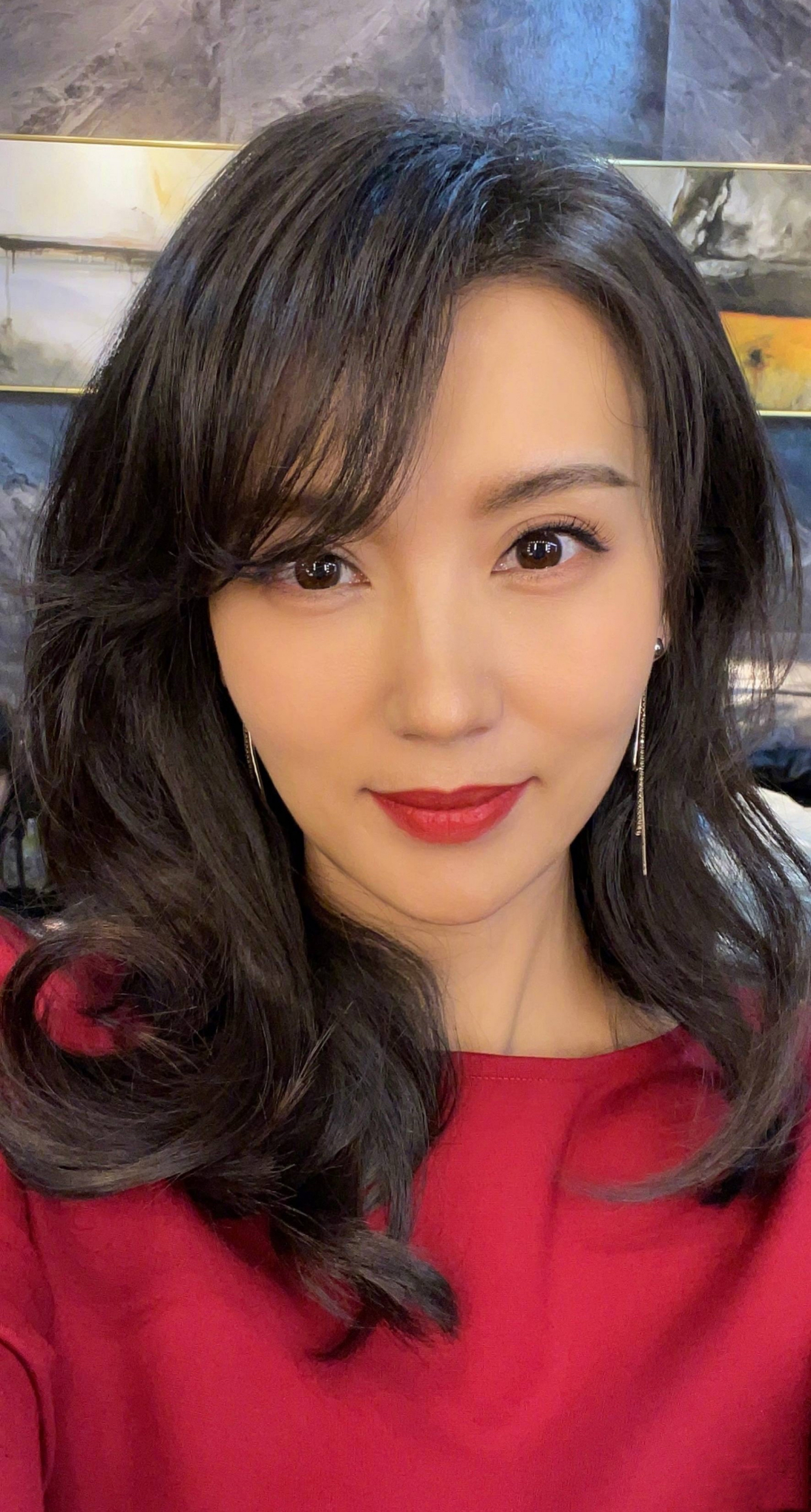 陈好不愧是"万人迷",穿普通杏色针织衫美成焦点,42岁魅力不减