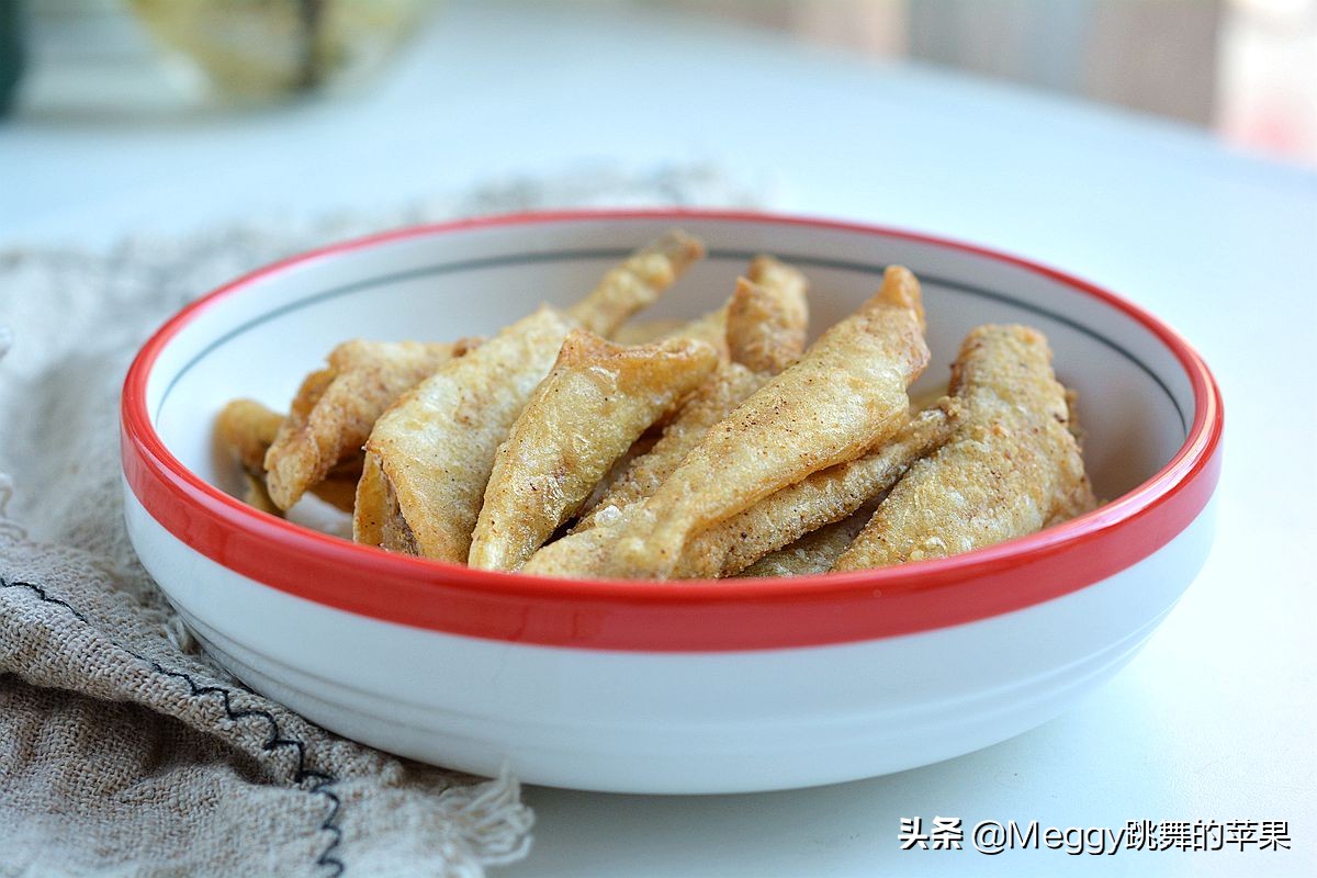 冬天吃几条炸鱼真香，想要鱼身完整又酥嫩少油，用这种面粉就对了