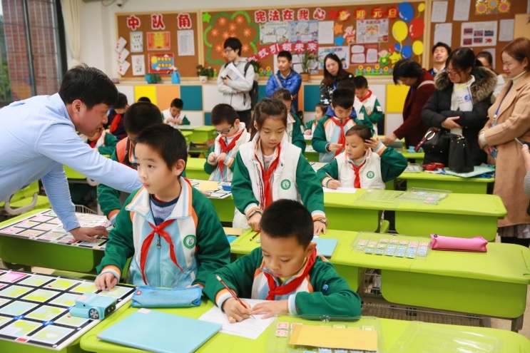 义务教育不是免费的吗？家长质疑学校乱收费，晒收费单引网友热议