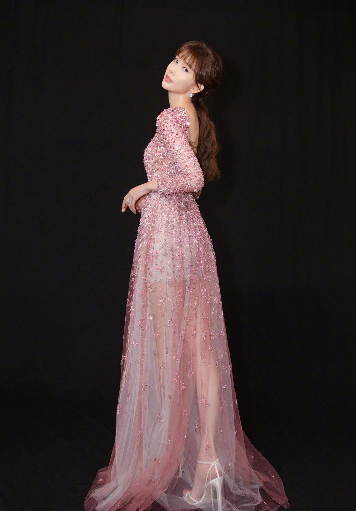 林志玲真是可爱过头了，穿得粉粉嫩嫩的，看着像大学生一样