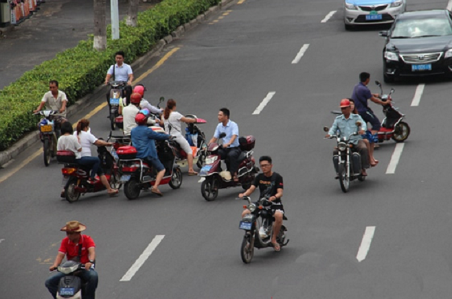 电动车迎来“好消息”，事关充电、上路、挂牌，车主：早该如此了