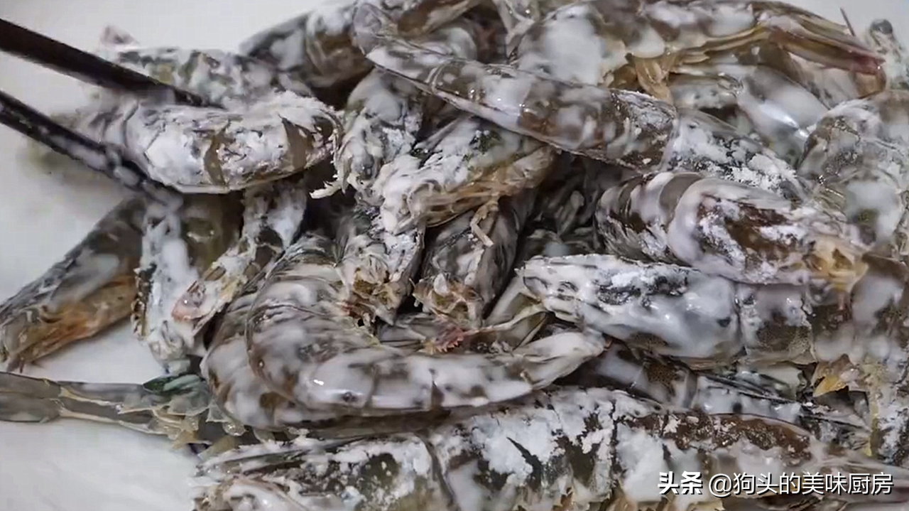 长假在家跟广东大厨学椒盐虾，焦香酥脆做法很简单，吃着特别过瘾