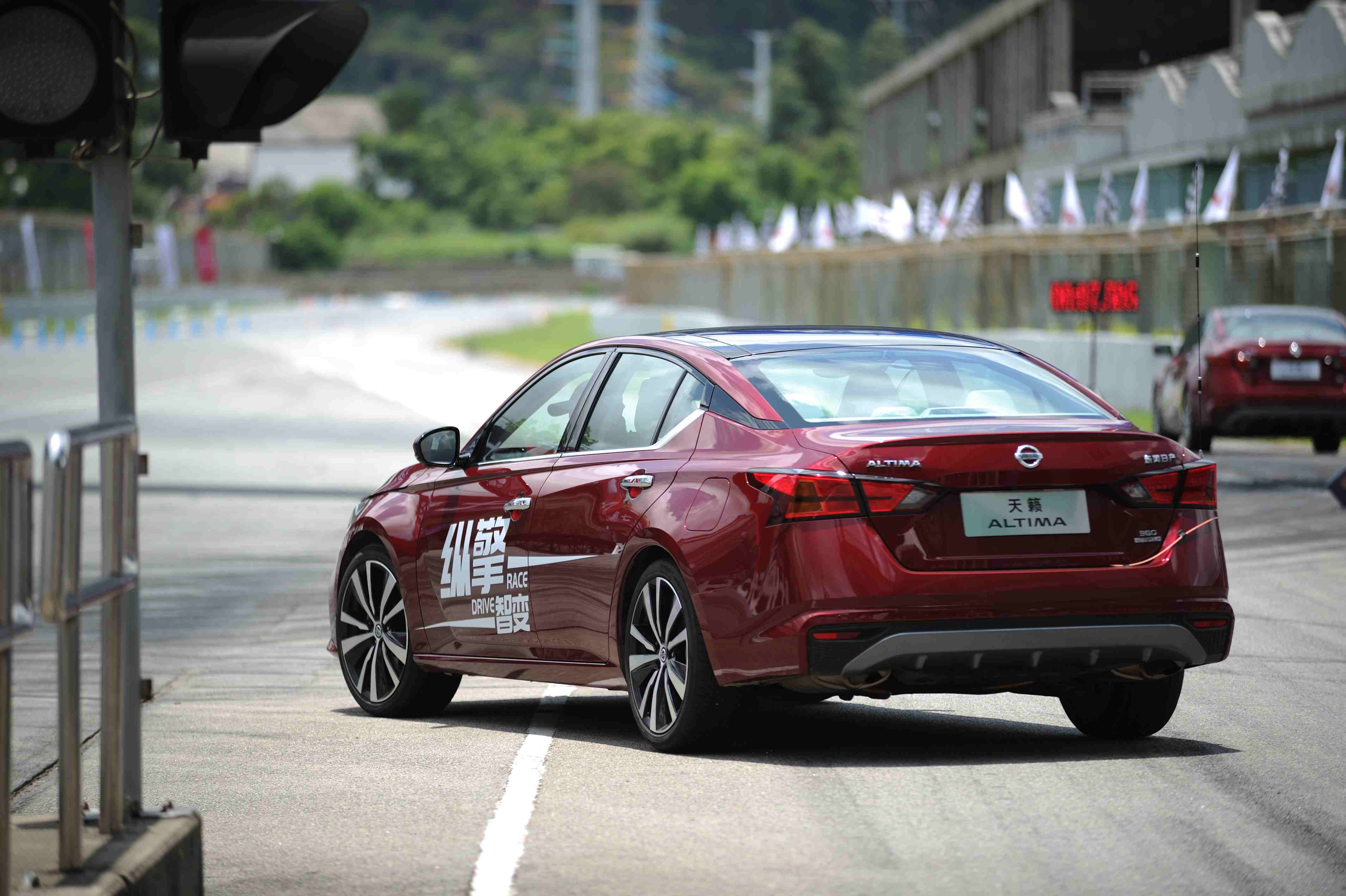 飞奔的大沙发——赛道激试全新日产天籁Altima