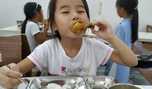 4部门联合明确规定，非寄宿制学校不得设置小卖部，食堂禁止承包