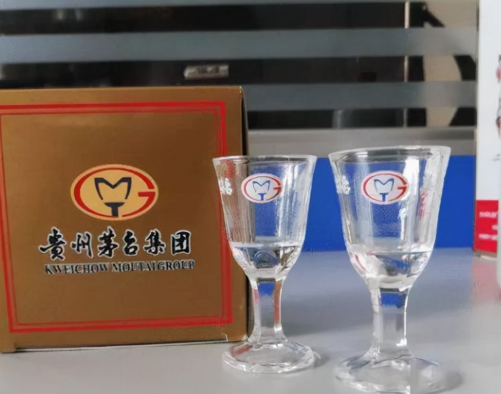 茅台自带2个小酒杯，竟大有“玄机”！老板：只拿来喝酒就糟蹋了