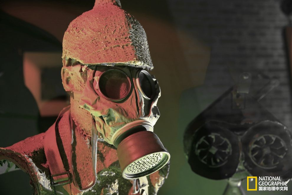 我軍高原演習佩戴新型防毒面具，多項功能合一，外形似未來戰士