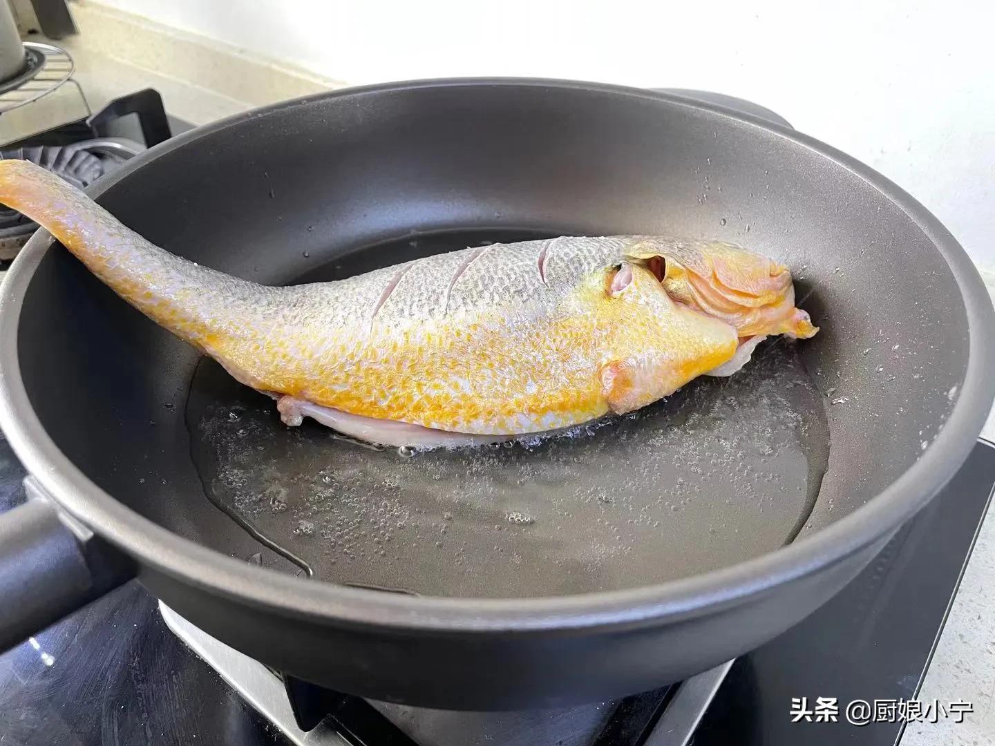 煎鱼不能直接下油锅，多加这3步，不粘锅不破皮，外酥里嫩