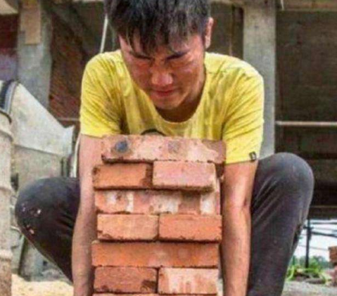 713分高考状元考进清华，录取通知书送达时，他还在工地搬砖