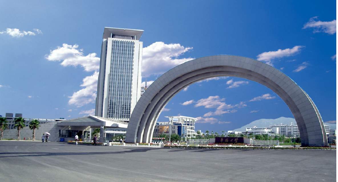 福建最好的21所大学排名：厦门大学第一，本科毕业生月薪 8671 元