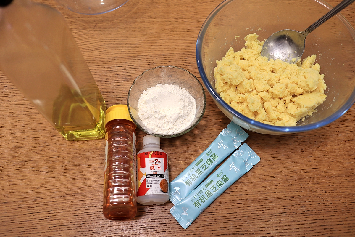 黑芝麻酱绿豆沙月饼还真好吃，说啥也得试一试，歪打正着的美味