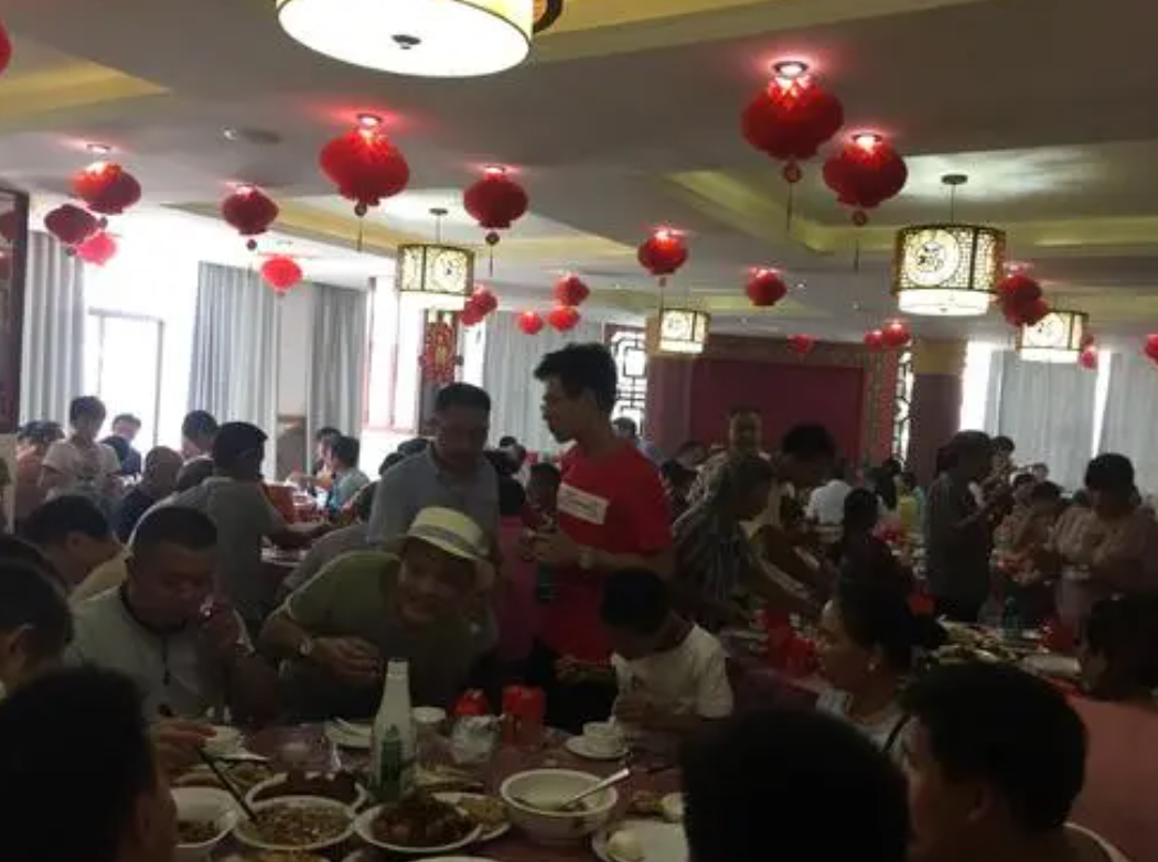 考生办升学宴，客人出口伤人气哭孩子，考300分要不要办升学宴