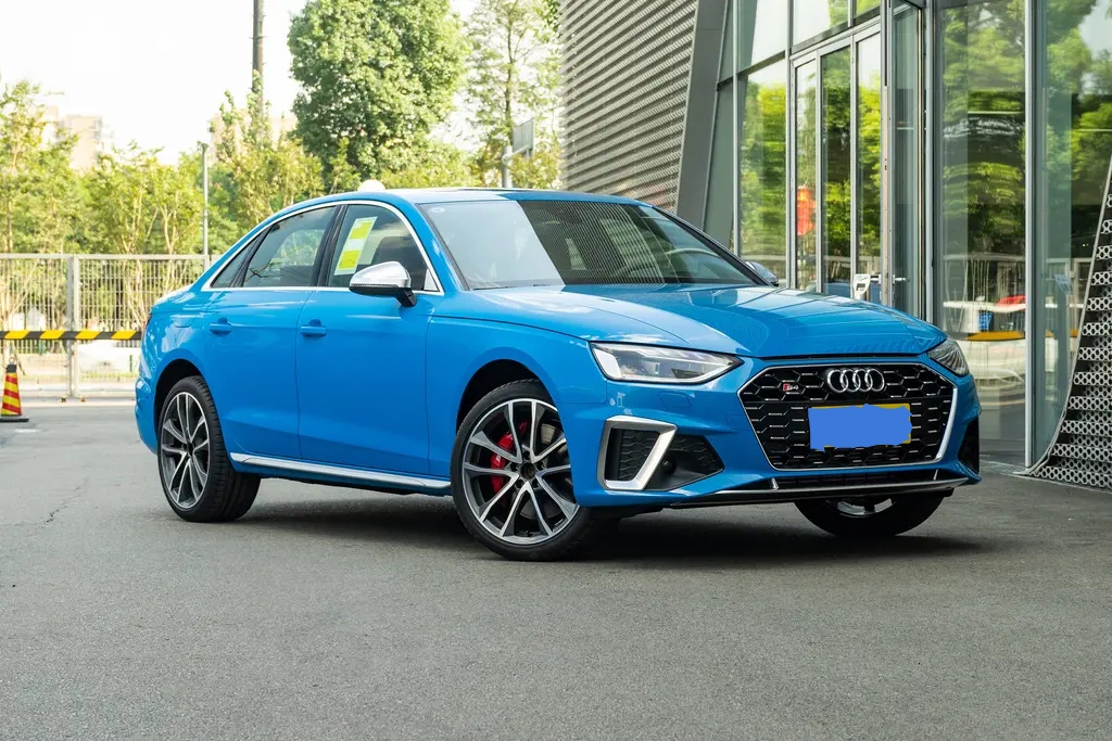 中型轿车奥迪S4，6缸发动机+8挡手自一体，还是四驱车