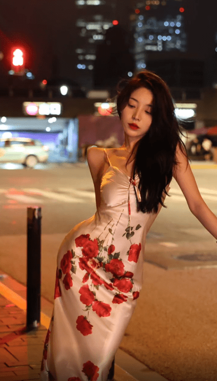 温精灵个人简介(网红温精灵晒绝美大片,身材窈窕突然变美很惊艳,自认p