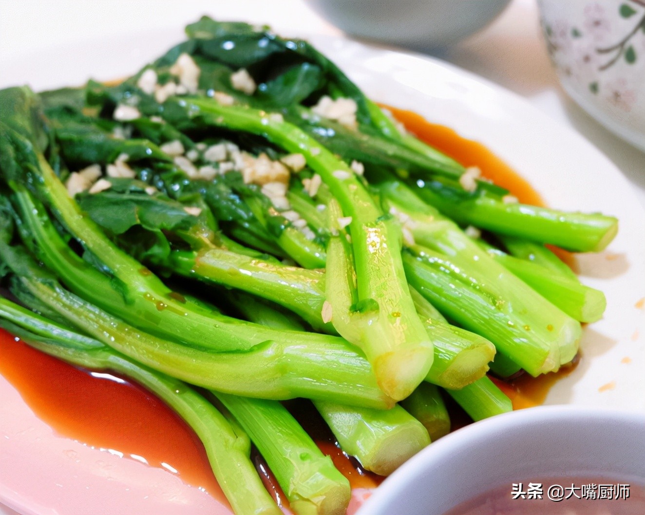 白灼菜心,不能直接用开水煮!老广教你1招,翠绿脆爽,鲜美入味