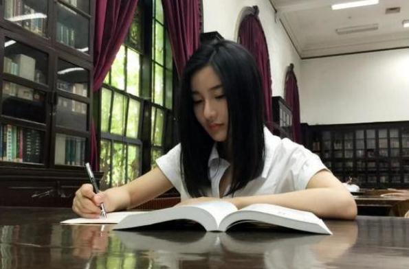 她是高考“双料状元”，集美貌和才华于一身，美女学霸是真的存在