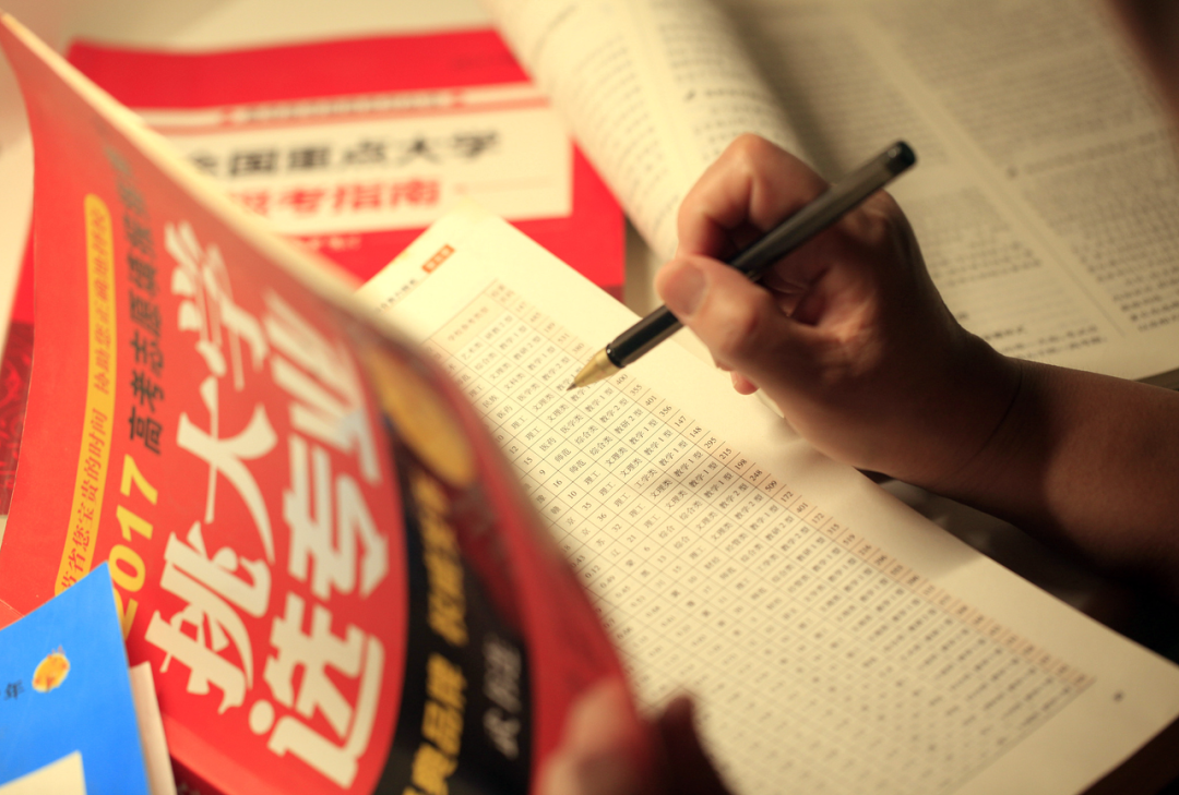 高考志愿成生意：帮填志愿收3万，规划师3天拿证、一年能赚90万