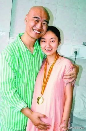 悲情的丛飞：36岁患癌，妻子被飞石砸中身亡，好人没好报