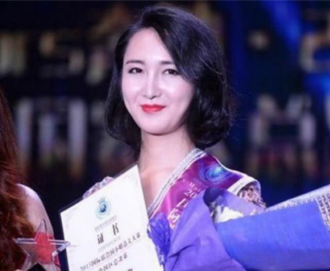 2005年，那个背母上学的男孩刘霆，10年后变性，还在选美比赛获奖