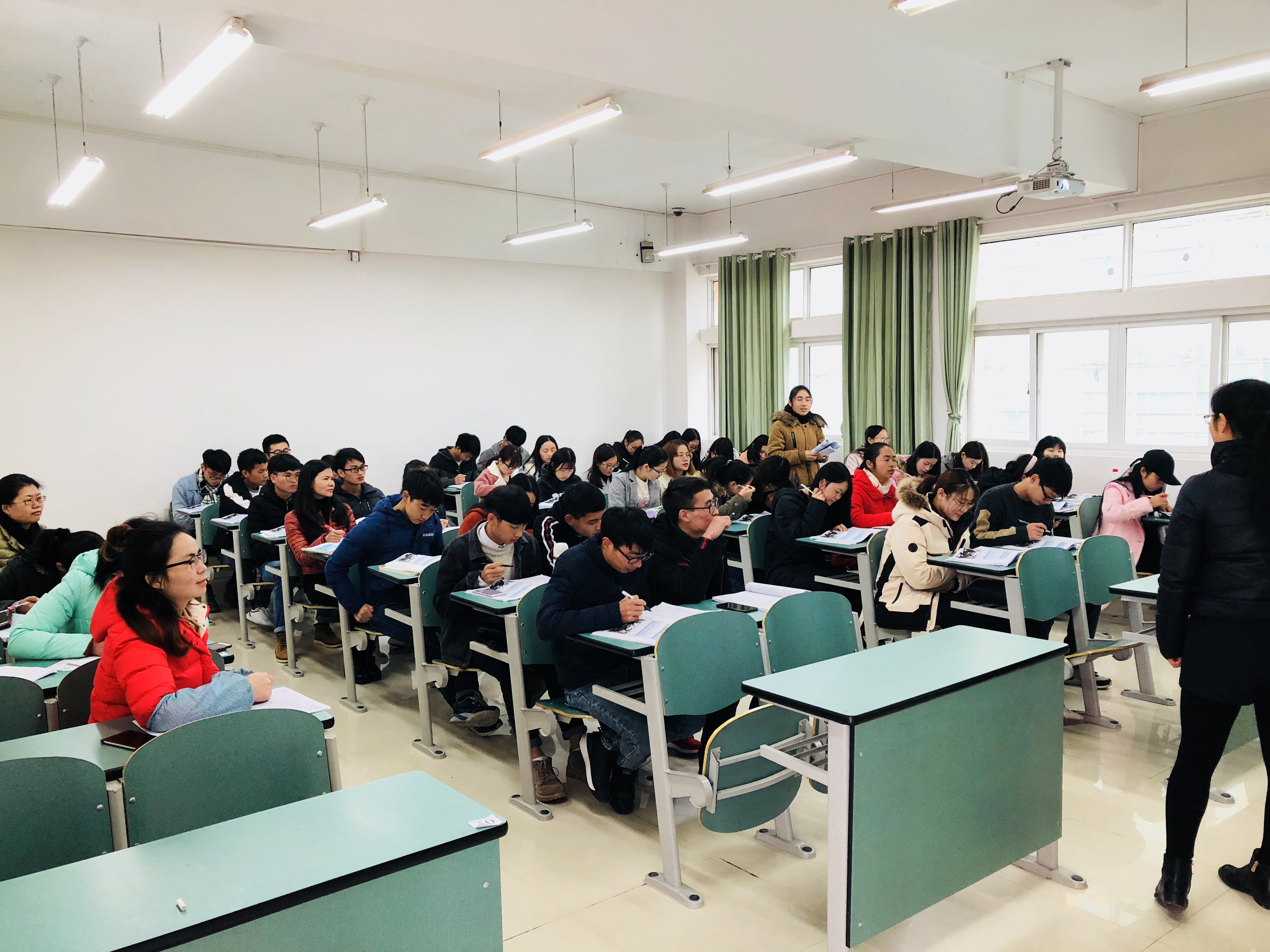 分析大学口译教育面临的问题，积极推进大学口译教育方法的改革