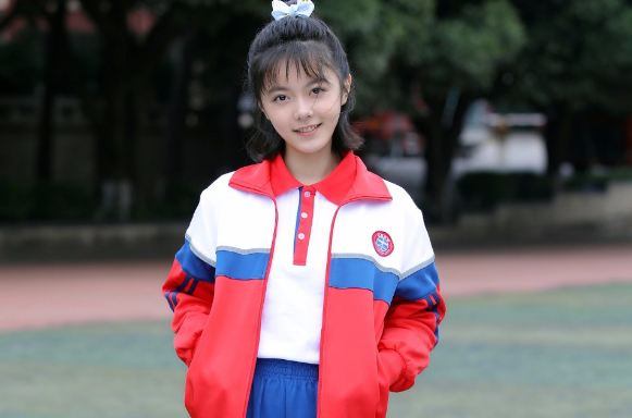 各阶段校花对比,初中清纯可爱,高中明艳动人,大学堪比女神