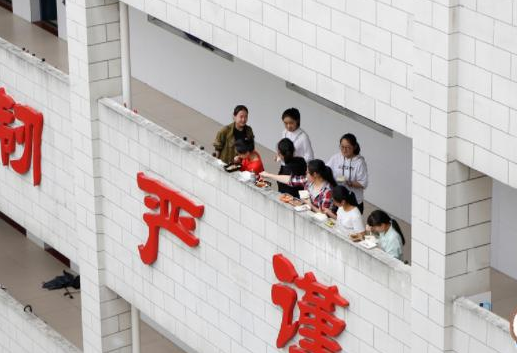 雅礼中学允许染发，没有门禁，依旧有78人考上清北，衡中又被比较