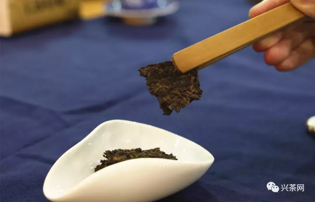 香港拍卖会:8582青饼拍出709万港币,中期茶将成投资收藏新风口