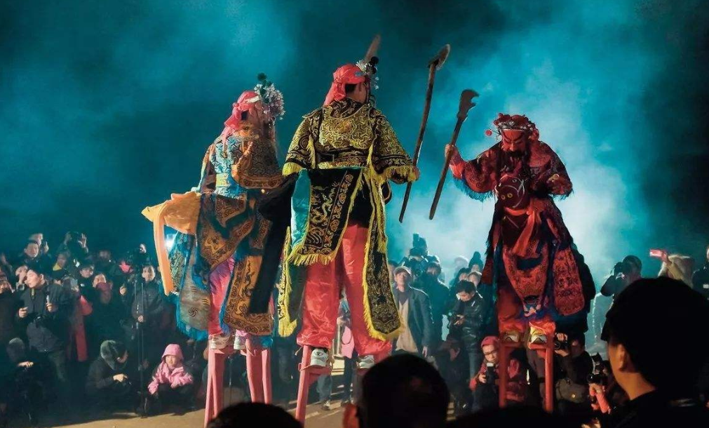 玩杂耍、搞游街，传统“高危运动”踩高跷，为何能历千年而不衰？