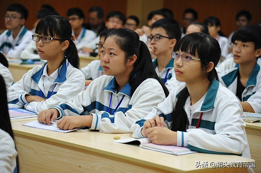 帅气体育老师遭高中女生疯狂表白无奈调离，教育上得有多缺男老师